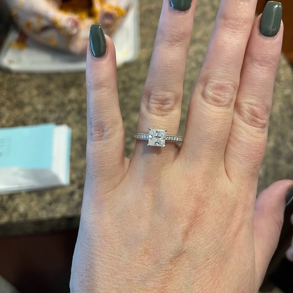 1.5 CT white gold Charles and Colvard Engagement ring - Picture 3 of 9